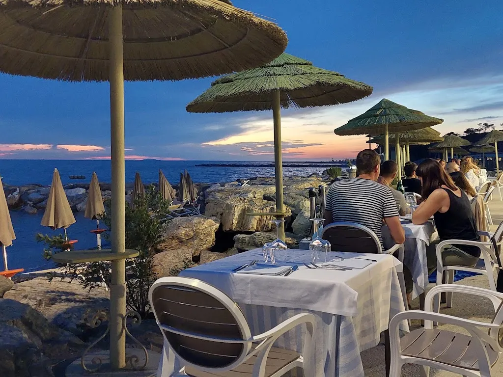 Ristorante Bagno Il Delfino restaurant in Cecina