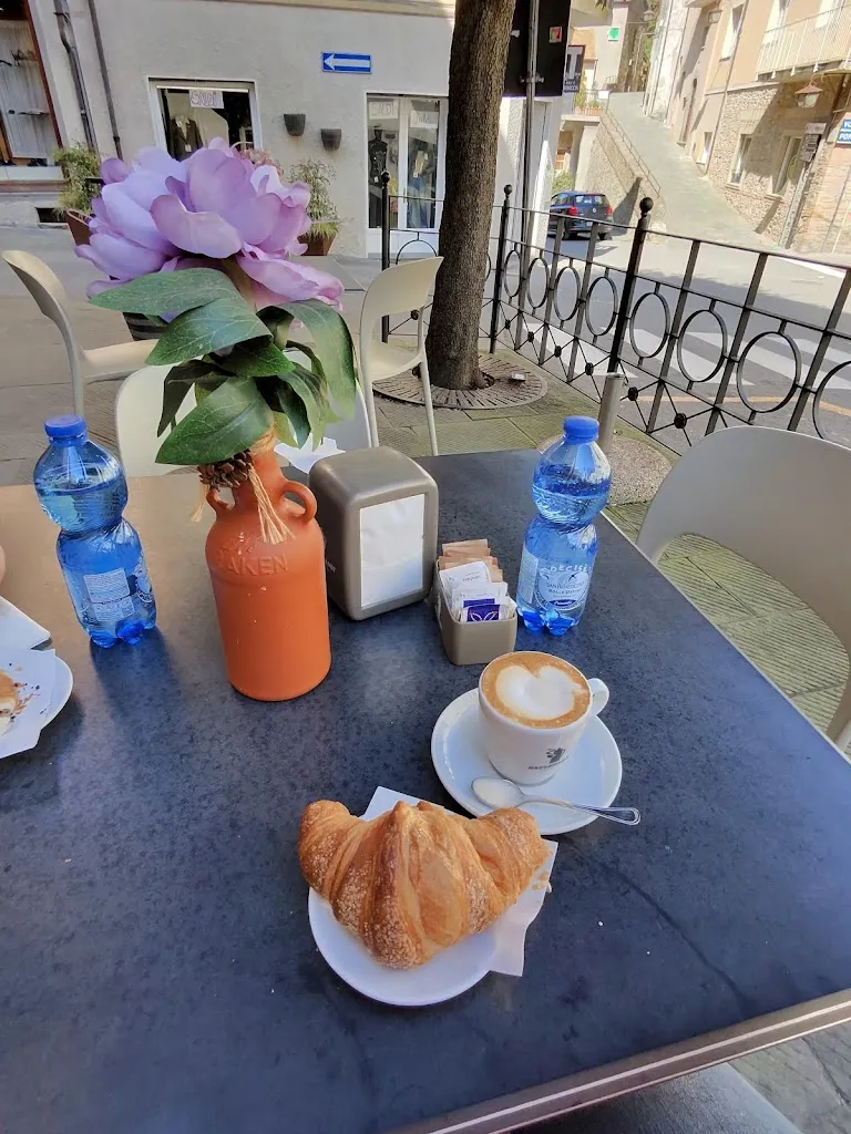 Angela Thompson_Bar Centrale_Chianni_review