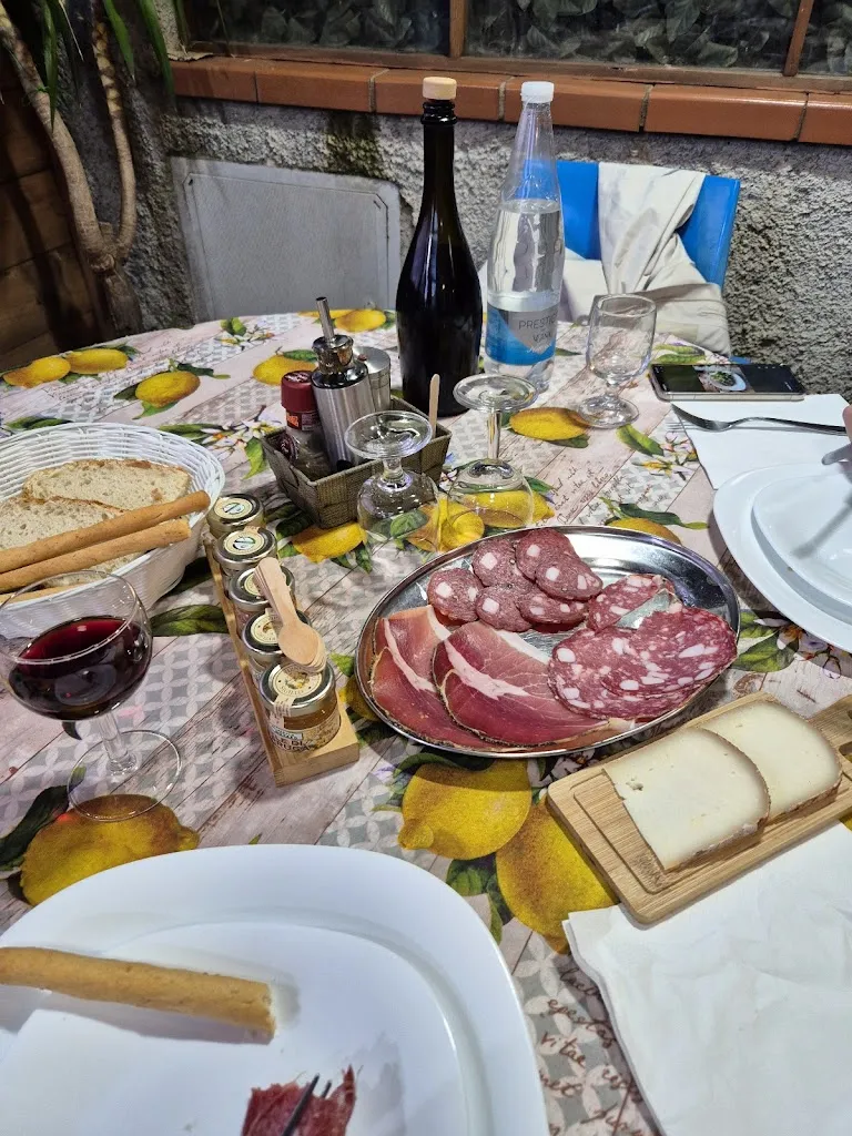 La Cantina Caffé restaurant in Cinigiano