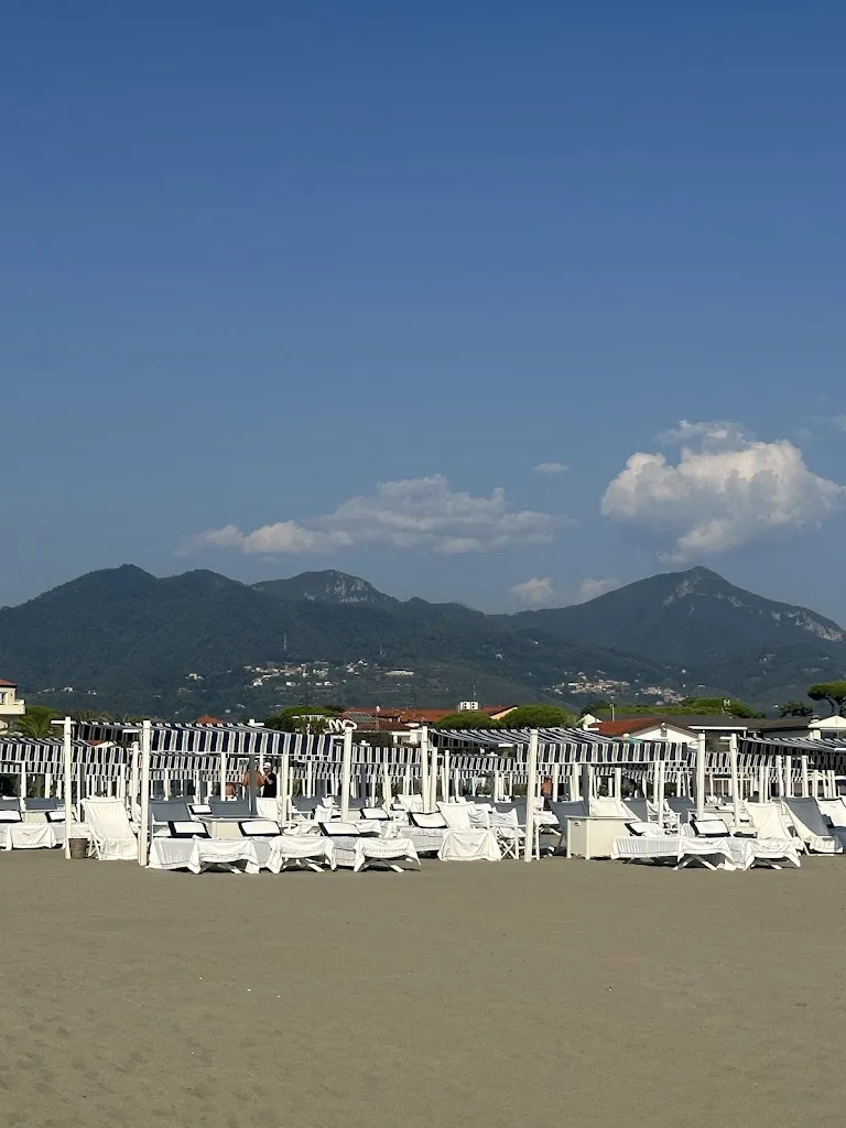 Emmanuel Nzolantima_Maitó dal 1960_Forte dei Marmi_review