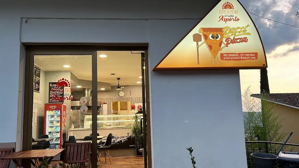 Pezzi Pizza restaurant in Lucignano