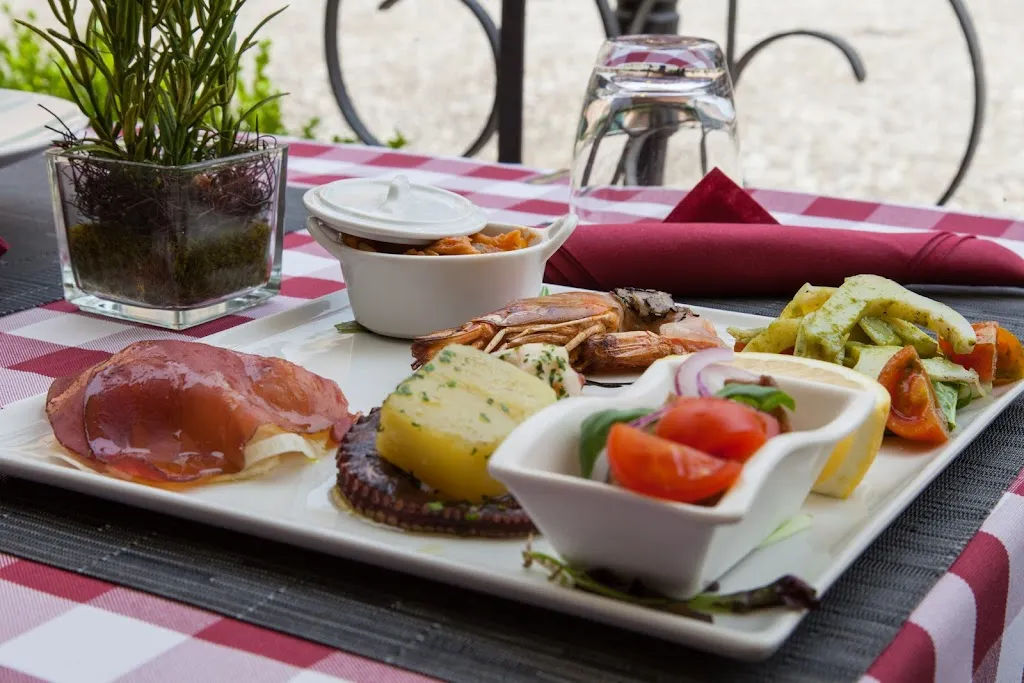 Osteria E Pizza Vizio Antico_Marciana Marina_slider_image_3