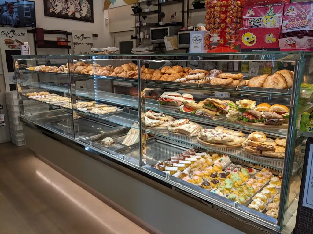 Shay Riehle_Pasticceria Cafè Janette_Migliarino_review