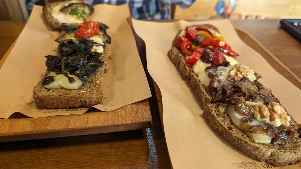 Laura Robinson_Il Gallo Stuzzicheria - vineria_Montalcino_review