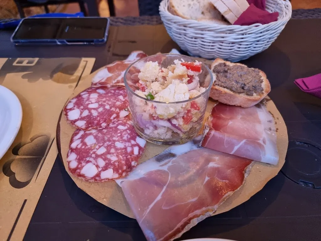 Legmastersheep Irish Pub_Montepulciano Stazione_slider_image_2