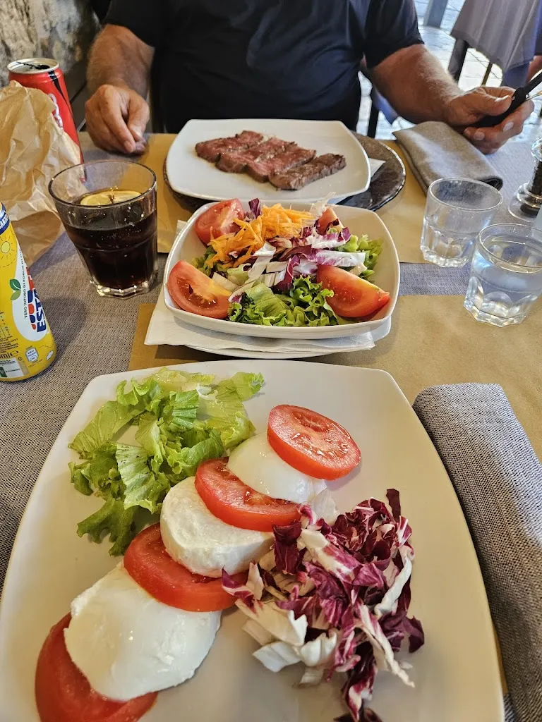 Laura Frakes_Bar dell'Orso_Monteriggioni_review