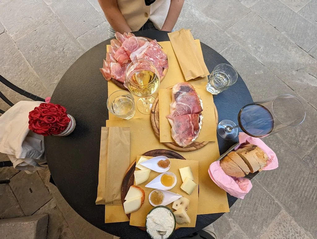 Sabrina Popescu_La taverna di Re Artù_Pienza_recensione