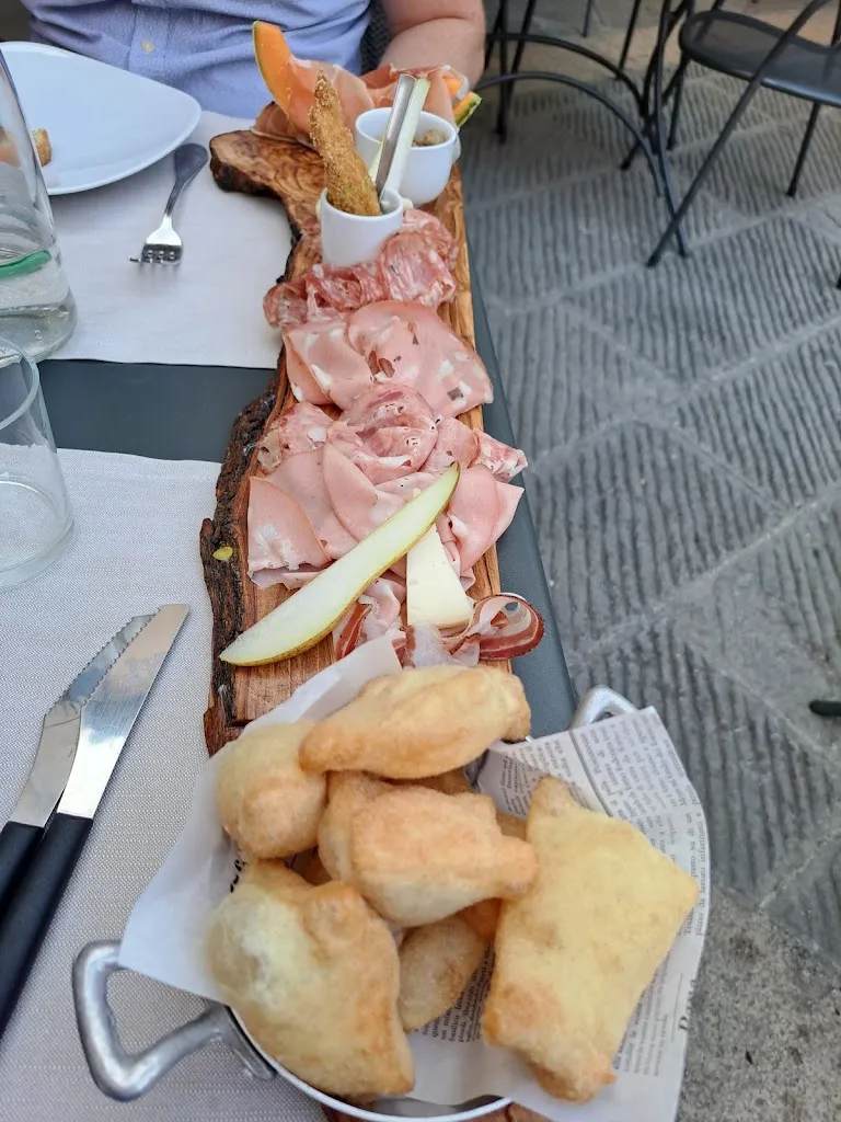 Lucy-Jayne Costello_Volpe_Rosignano Marittimo_review