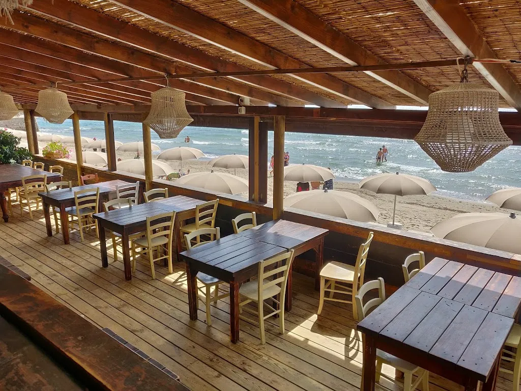 Chris Lowes_Mirollino Beach_Vignale Riotorto_review