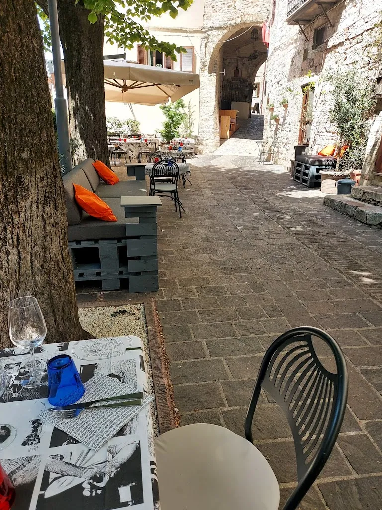 La piazzetta delle erbe_Assisi_slider_image_1