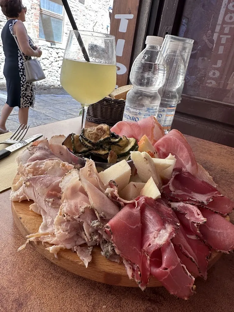 Samantha Lewis_La Gallina d’oro_Volterra_review