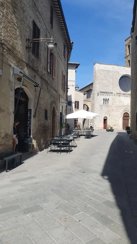 Bertram Geck_Trattoria in piazza TIP_Bevagna_review