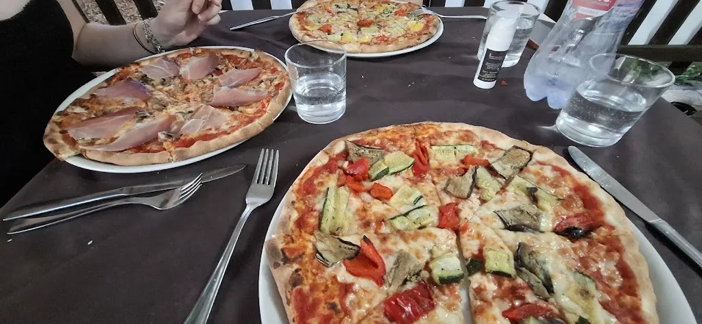 H. C._Pizzeria-Trattoria Blue Garden_Gualdo Tadino_review