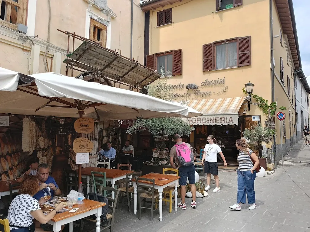 Norcineria Ansuini Brothers Mastro Peppe_Norcia_slider_image_3