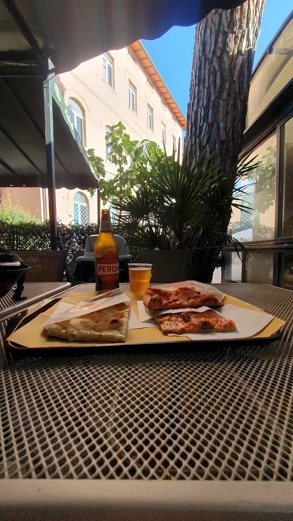 Simon Lloyd_Pizza kebab 1990_Passignano sul Trasimeno_review