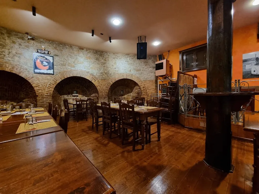 Luna Rossa restaurant in Valtopina