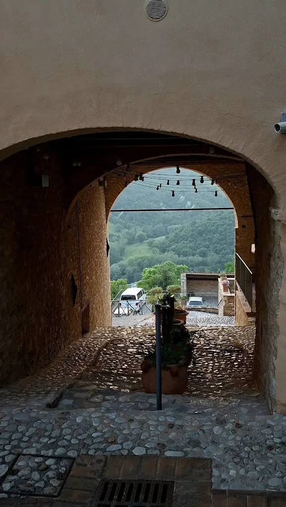 Thijs van den Brand_Borgo di Gallano_Valtopina_review