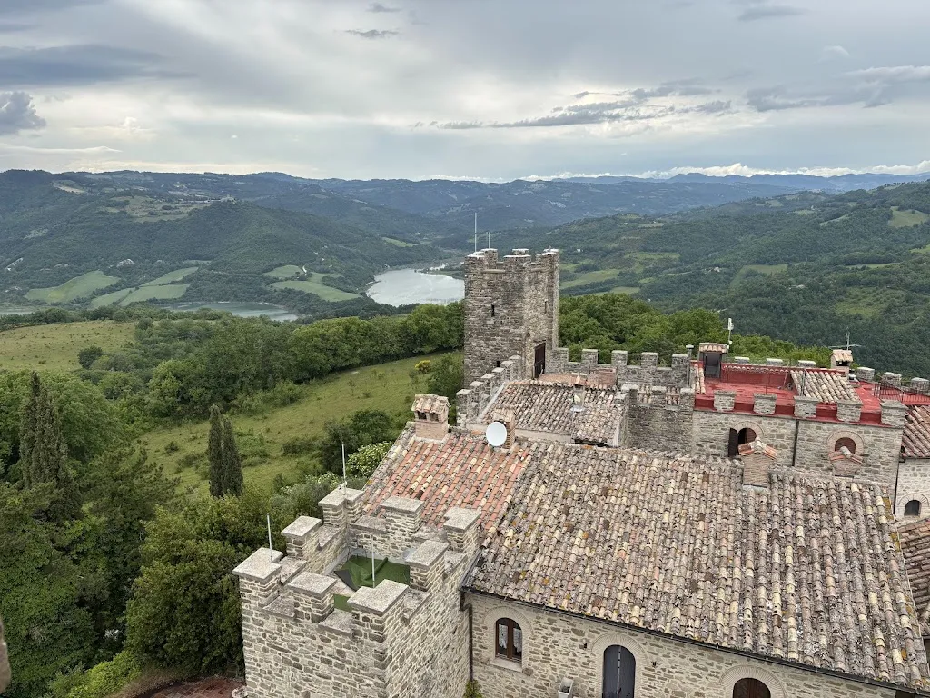 Nina Lambrechts_Giomici Castle_Valfabbrica_review