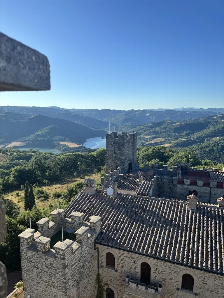 Yishan Li_Giomici Castle_Valfabbrica_review