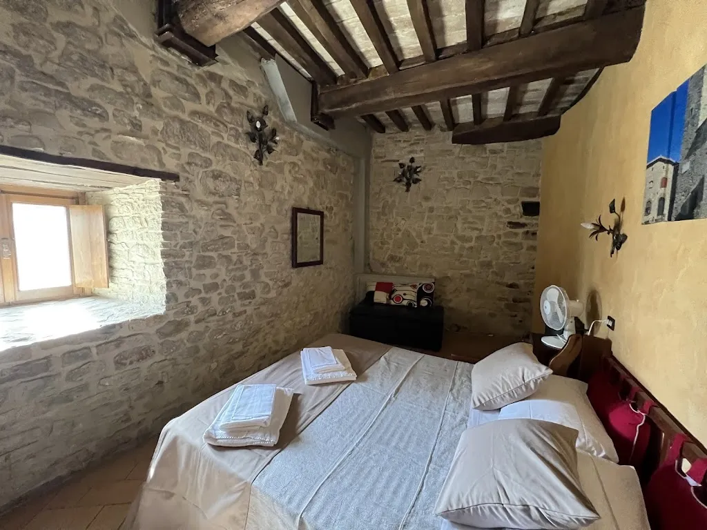 Giomici Castle_Valfabbrica_slider_image_2