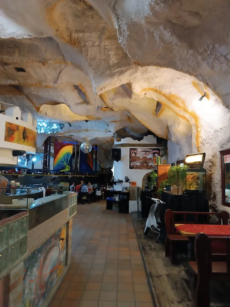 Risto pizza Uncino Gallery Hamburgheria restaurant in Adria