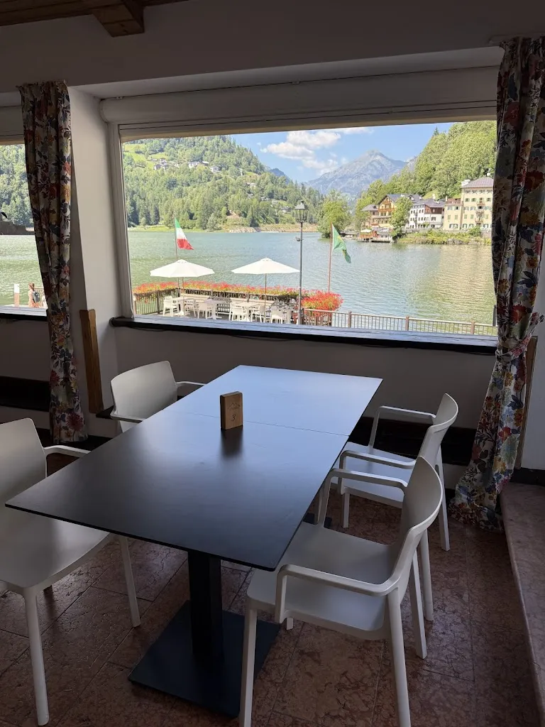 Daniel Grodziński_Lavoi ristorante sul lago_Alleghe_avis