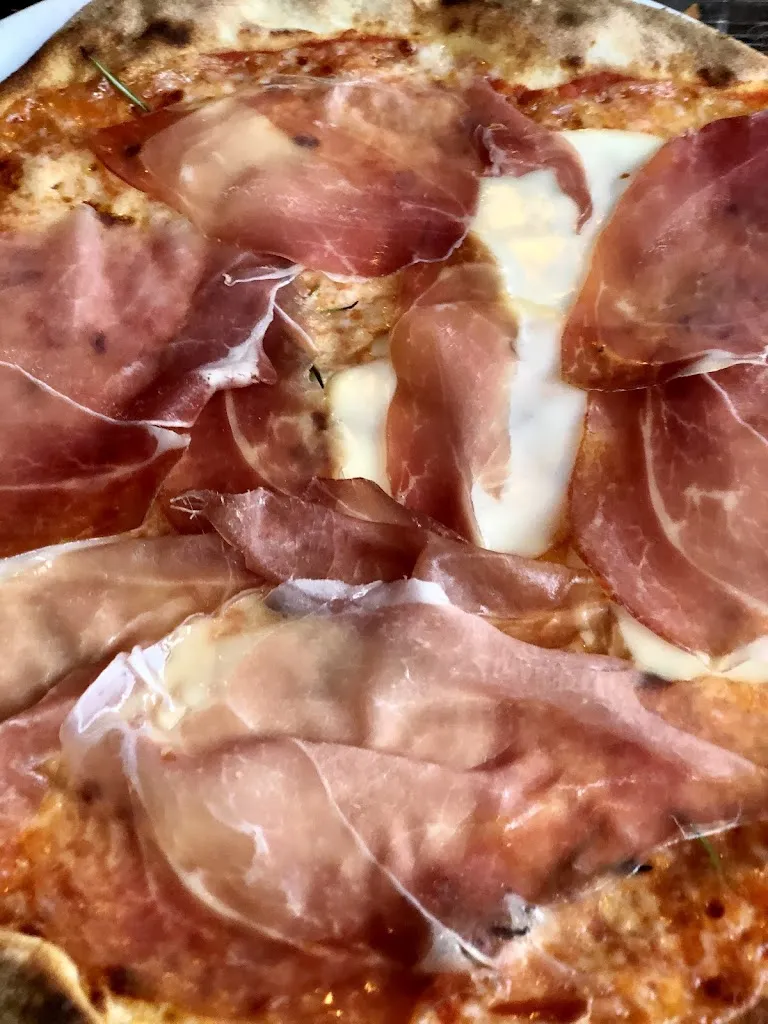 Paula Negru_Pizzeria Al Fornel_Alleghe_avis