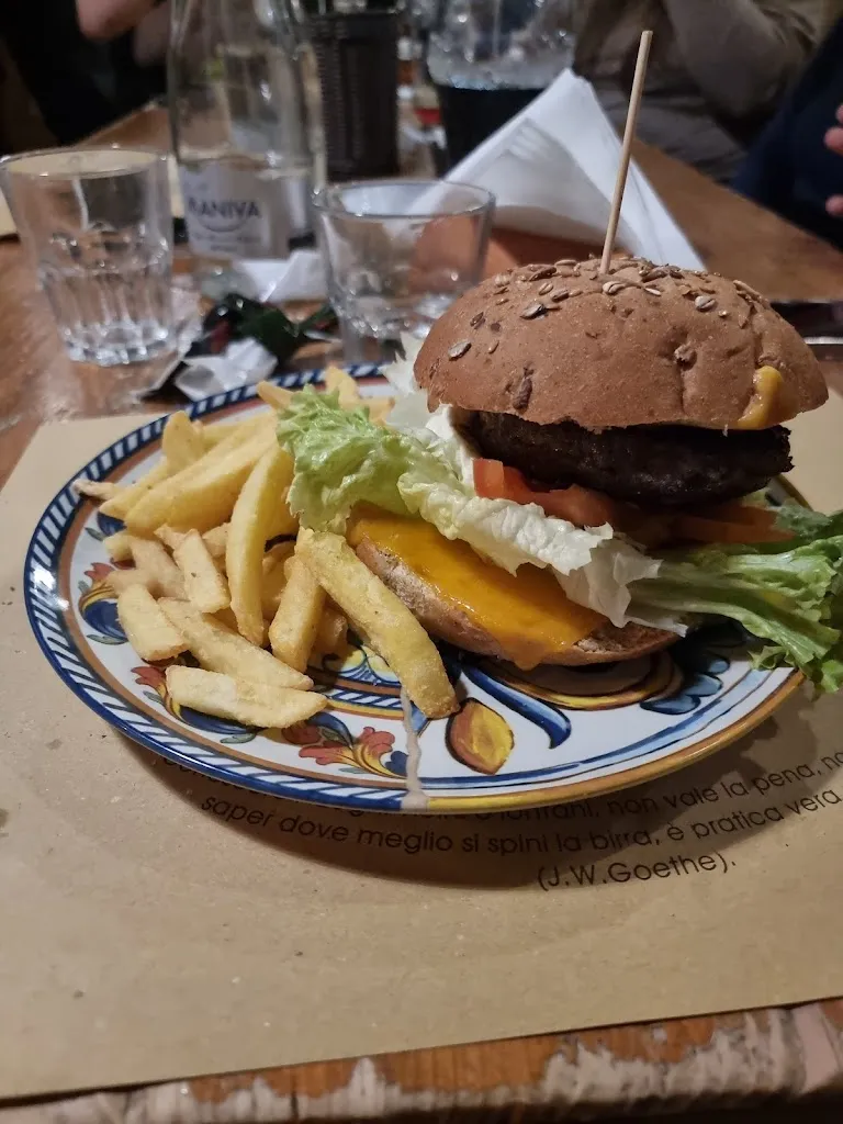 Bulldog's Holland Pub. Birreria e Hamburgheria Vicentina_Altavilla Vicentina_slider_image_3