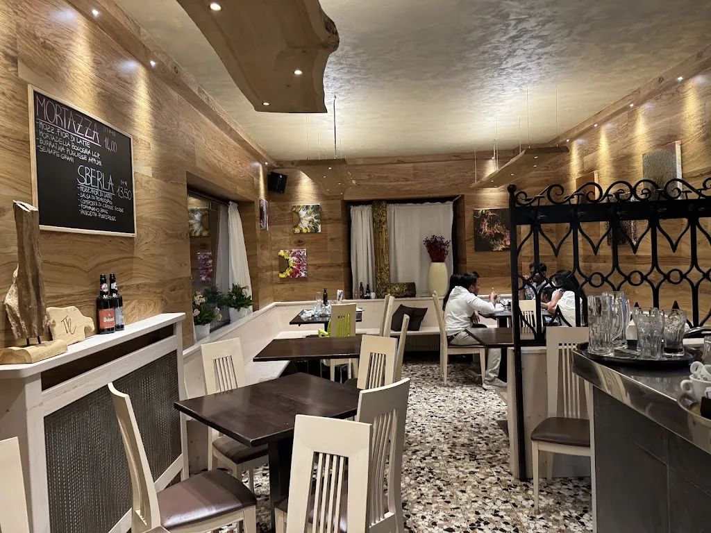 Pizzeria La Pineta restaurant in Auronzo