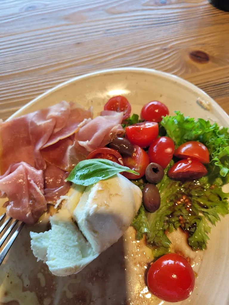 Eloise Jupp_Autogrill San Pelagio Ovest_Carrara San Giorgio_review