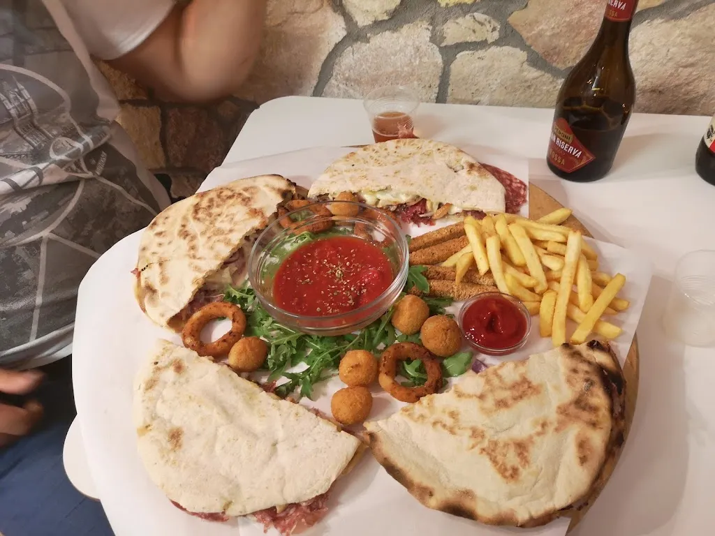 Pizzeria Gio' Pizza_Casalserugo_slider_image_3