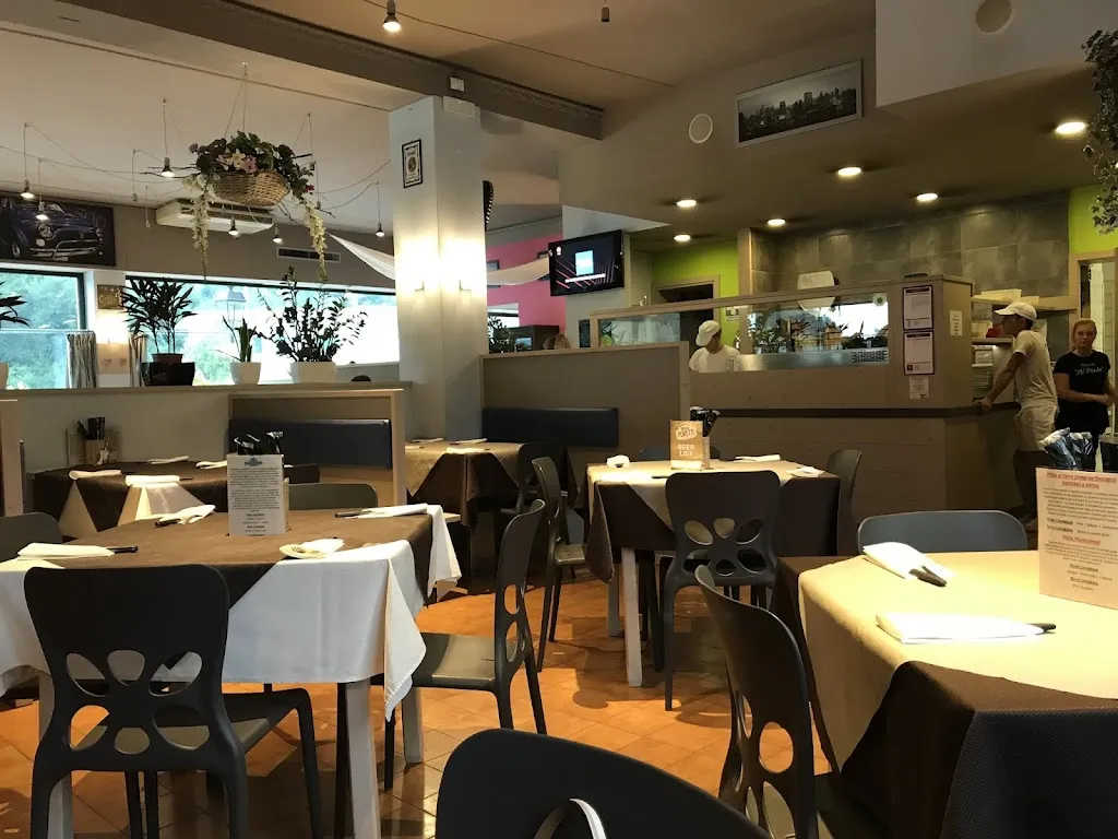 Pizzeria Al Ponte restaurant in Castelgomberto