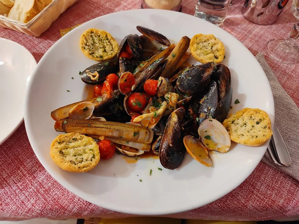 Monika H_London Cafè_Castelnovo_review