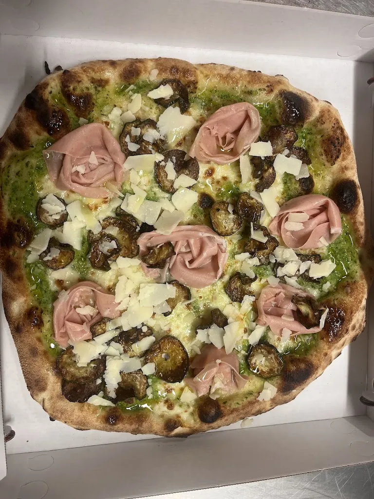 Pizzeria Da Emiliano_Chiarano_slider_image_1