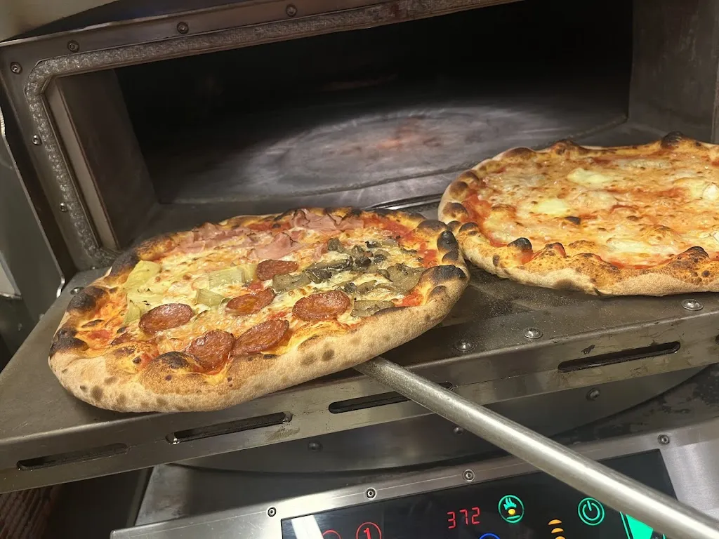 Pizzeria Da Emiliano_Chiarano_slider_image_2