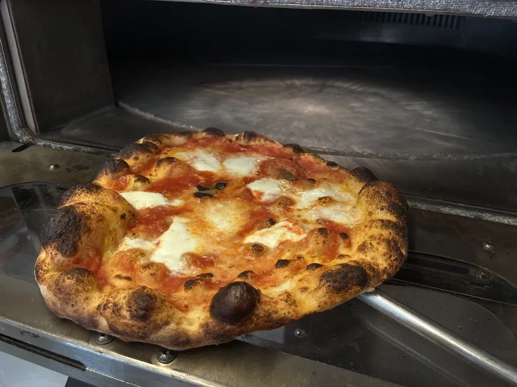 Pizzeria Da Emiliano_Chiarano_slider_image_3