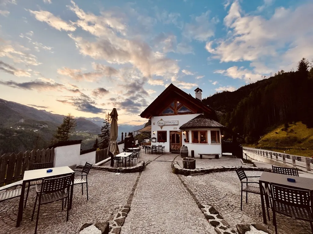 Lorna Young_Belvedere grill-bar_Colle Santa Lucia_review