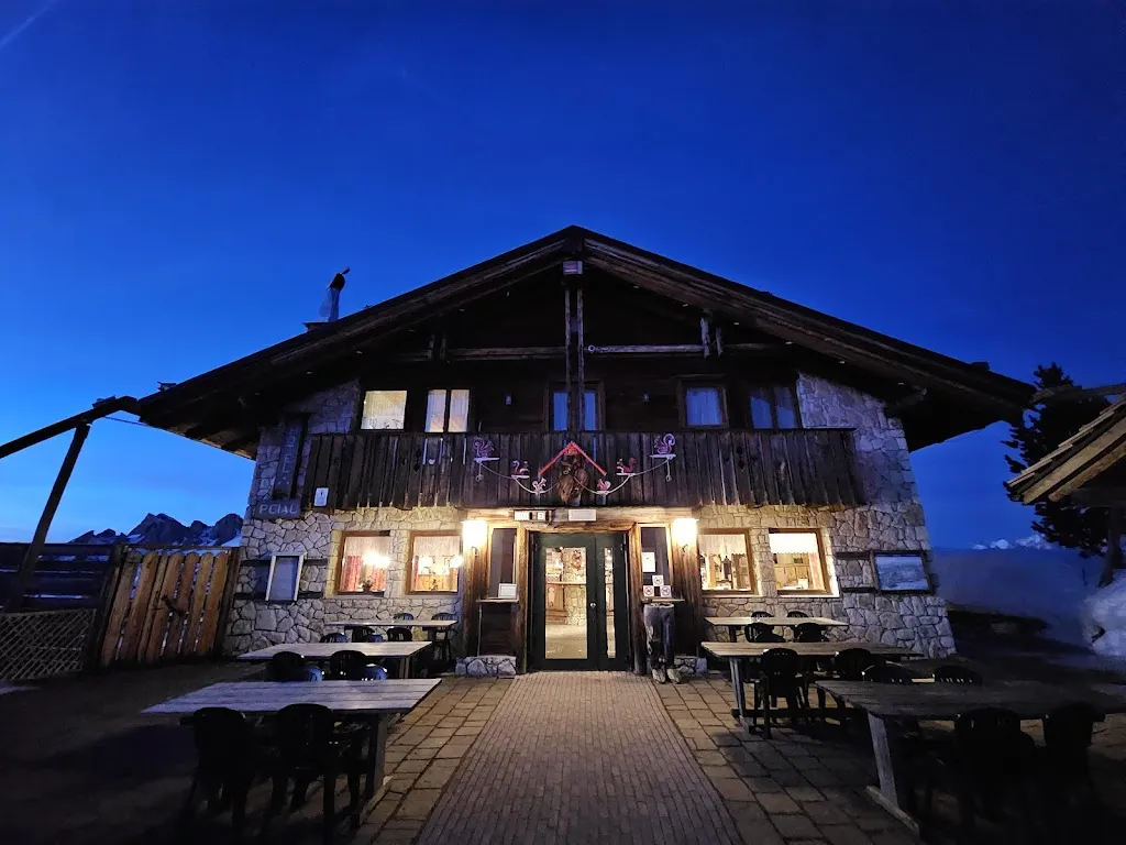 Berghotel Passo Giau restaurant in Colle Santa Lucia