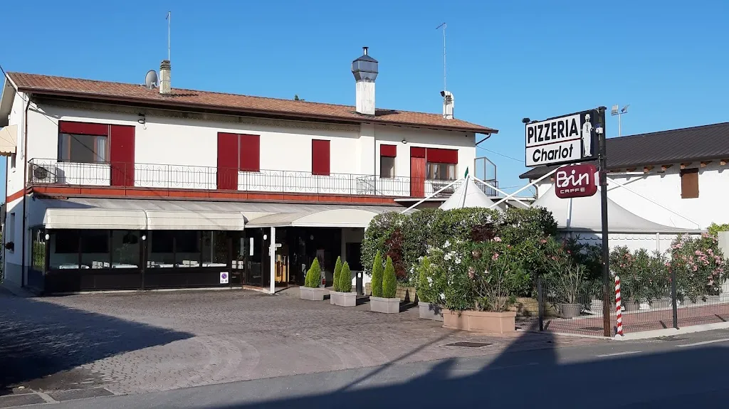 Pizzeria CHARLOT s.a.s. di Zappalorto Ezio & C restaurant in Giavera del Montello