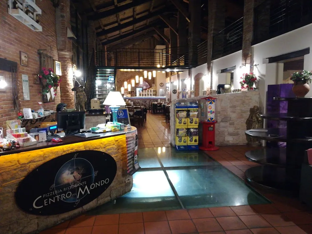 Pizzeria Ristorante Centro Del Mondo_Giavenale_slider_image_1