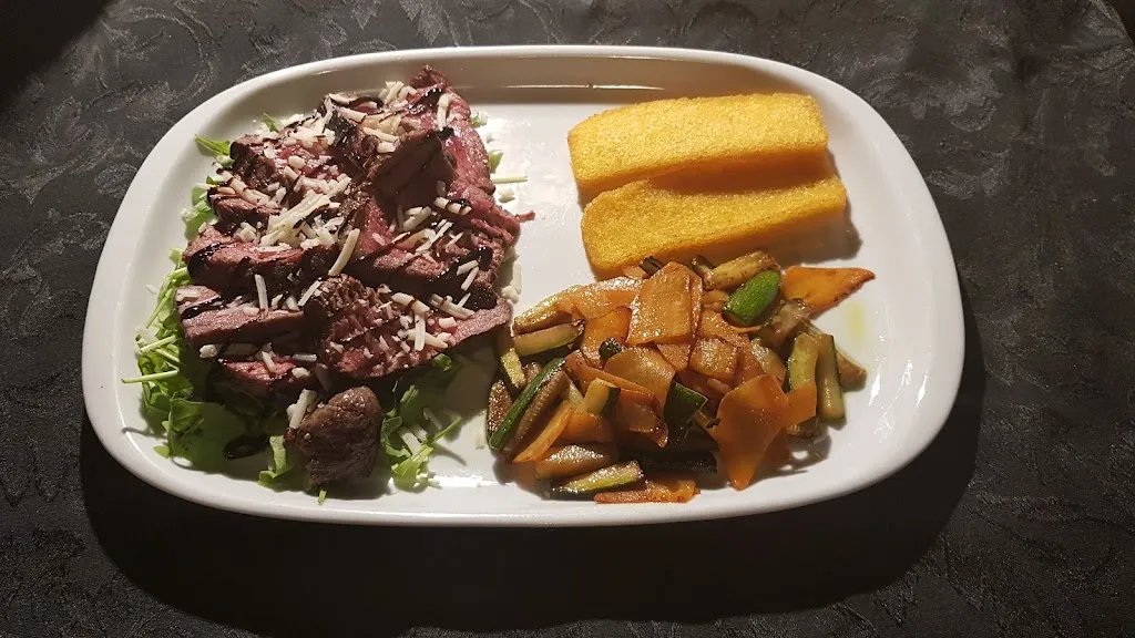 Pizzeria Ristorante Centro Del Mondo_Giavenale_slider_image_2