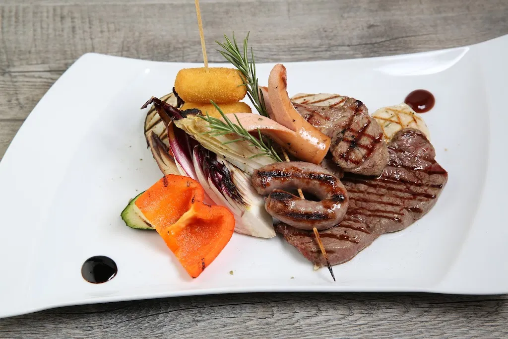 Miky's Grill & Pizza c/o Hotel Mesdi_Livinallongo del Col di Lana_slider_image_3