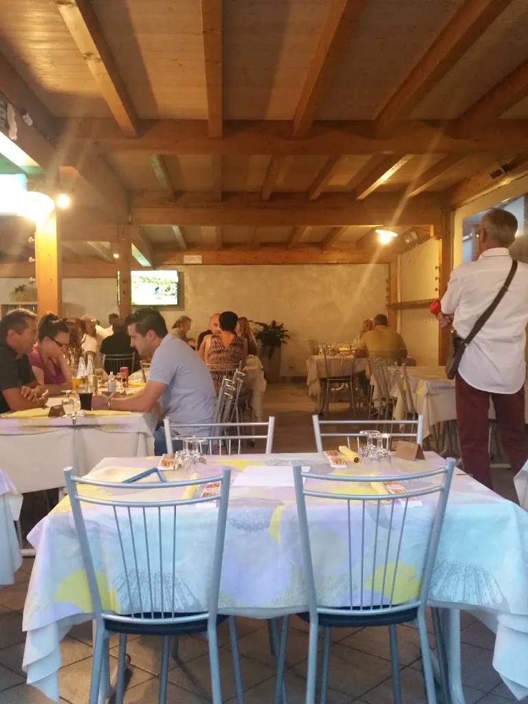 Pizzeria La Perla restaurant in Lugagnano