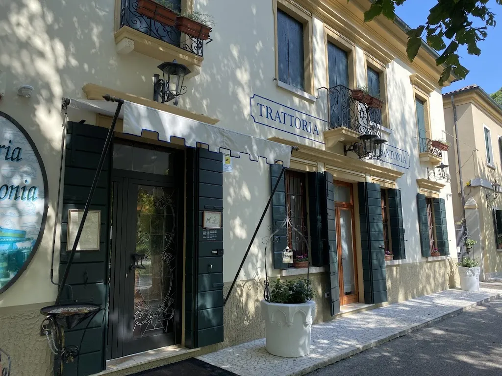 Trattoria Dall'Antonia restaurant in Mira Taglio