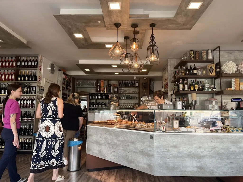 Mészárosné Zöld Melinda_Bistrot Pasticceria Pane Caffetteria Panini Piccola cucina_Mira Taglio_recensione