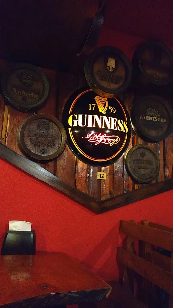 Momi's Pub_Mira Taglio_slider_image_2