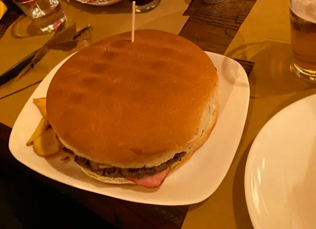 Momi's Pub_Mira Taglio_slider_image_3