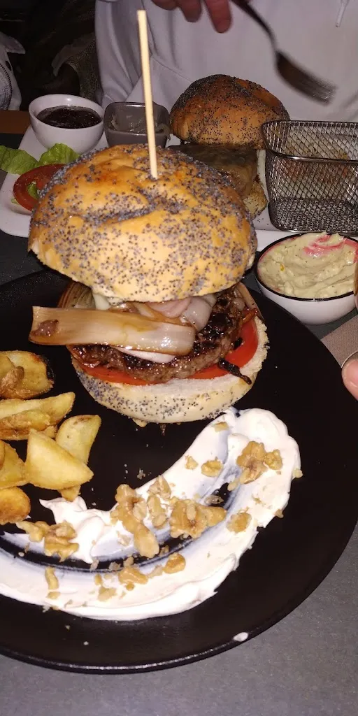 Patricia Teherán_Stonehenge pub_Montebelluna_review