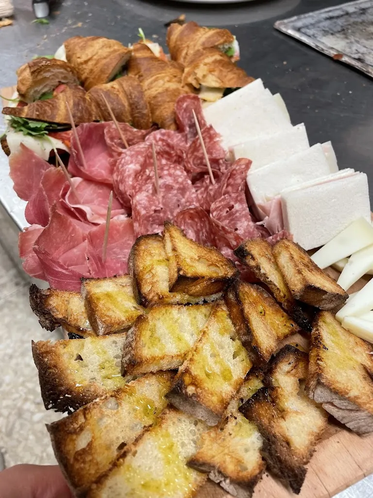 Adriana Ciaccia_Los Fumo's Hermanos Bar_Celano_review