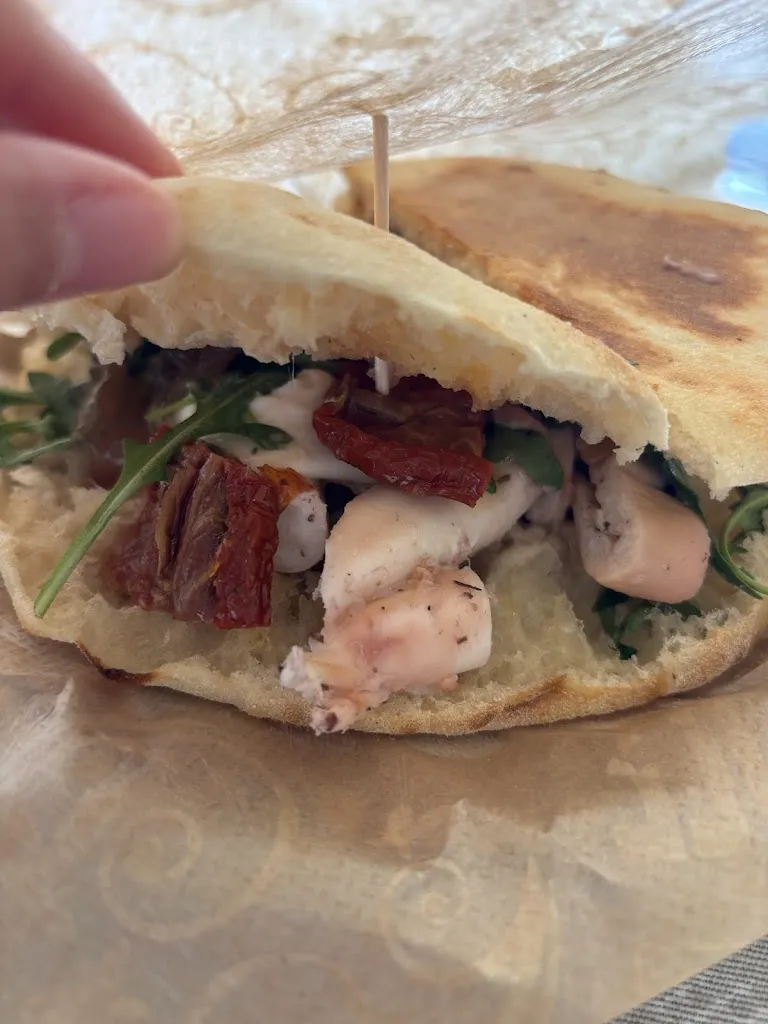 Jane Ho_Bontà sotto l'arco_Polignano a Mare_review